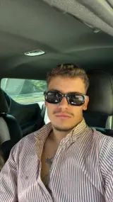 Un jeune homme élégant prêt à créer de bons moments