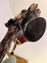 Laura dominatrice cruelle et exigeante