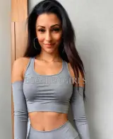 Teeny NIKTA, joli petit ventre de bébé au 4e mois de grossesse, super tarifs studio + escorte !