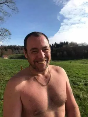 Homme naturel adorable et discret